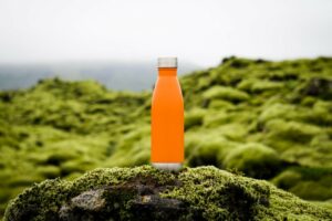 Kinder-Trinkflasche steht auf einem Felsen