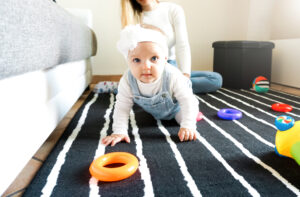 baby krabbelt zum Spielzeug