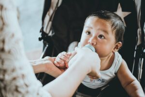 Baby trinkt aus der Flasche