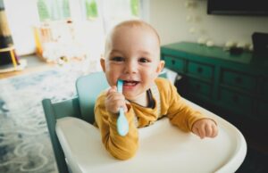 Baby mit Löffel im Mund