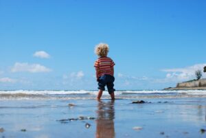 Kinder Shorts am Strand