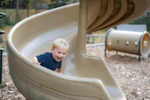 Kind rutscht auf Kinderrutsche