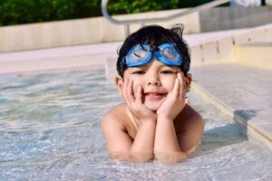 kleiner-junge trägt Schwimmbrille