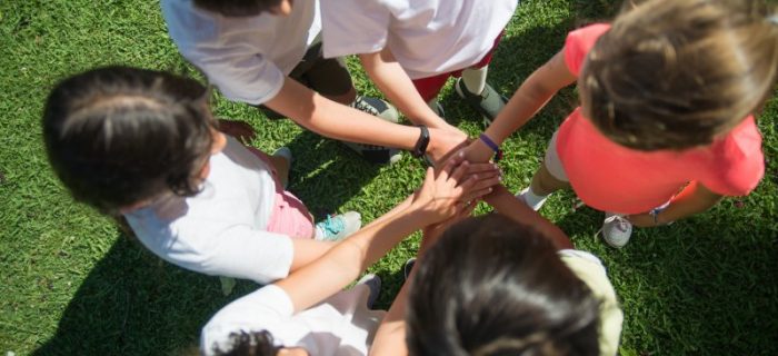 Kinder halten sich an den Haenden