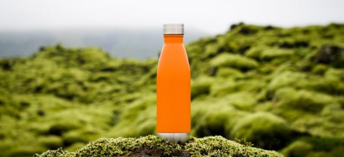 Kinder-Trinkflasche steht auf einem Felsen