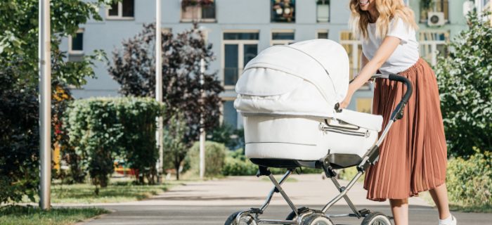 Mutter mit Kinderwagen