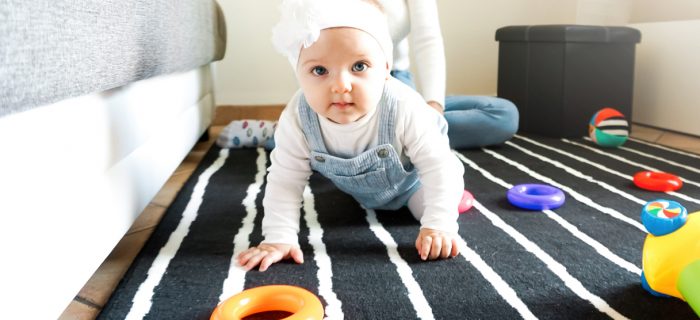 baby krabbelt zum Spielzeug