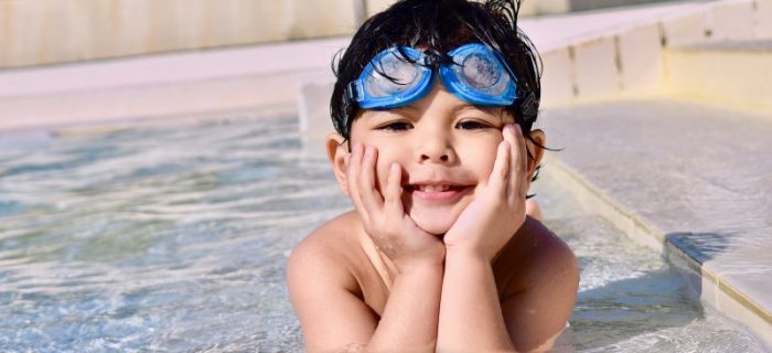 kleiner-junge trägt Schwimmbrille