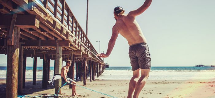 Mann übt auf der Slackline